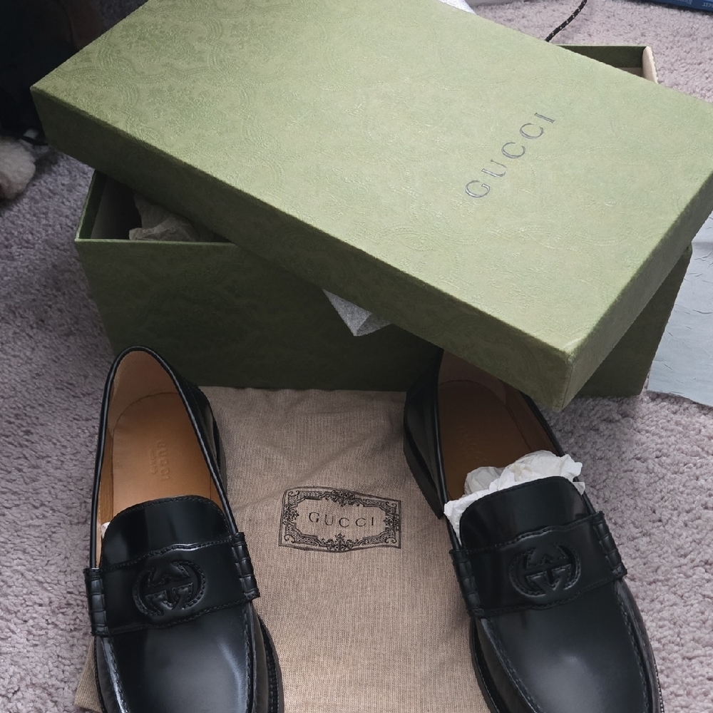 Gucci Black Leather Loafers with Emblem - Picture 4 of 4